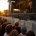 Concierto al atardecer con vallas antiavalancha, pasarela y seguridad detrás de las barreras.